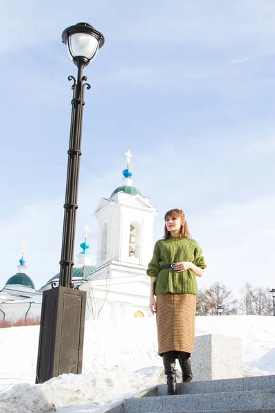 Giovane Ragazza Sullo Sfondo Una Chiesa Ortodossa — Foto Stock