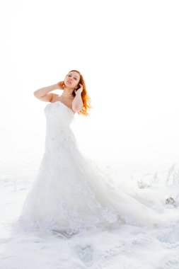 Kış sis arka plan üzerinde kırmızı saçlı gelin