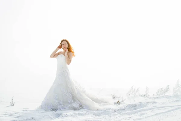Vörös Hajú Menyasszony Háttérben Téli Ködben — Stock Fotó