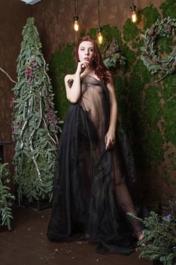 Çıplak kız siyah bezle örtülü