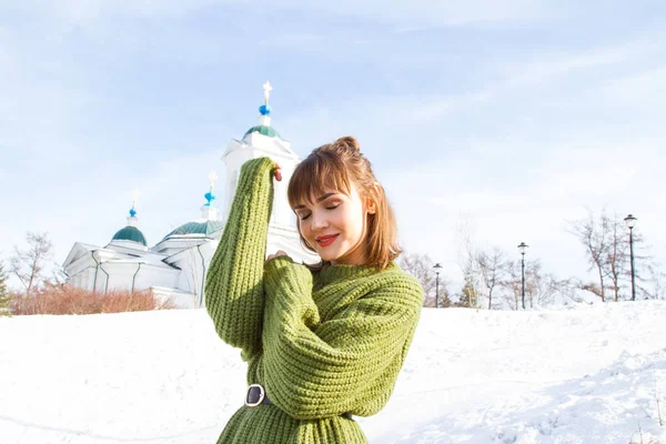 Mädchen Einem Warmen Grünen Pullover Winter — Stockfoto