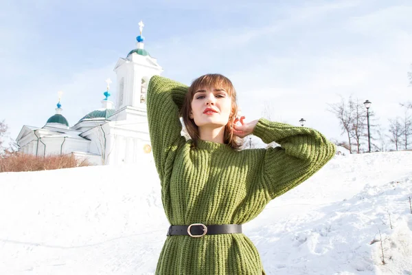 Mädchen Einem Warmen Grünen Pullover Winter — Stockfoto