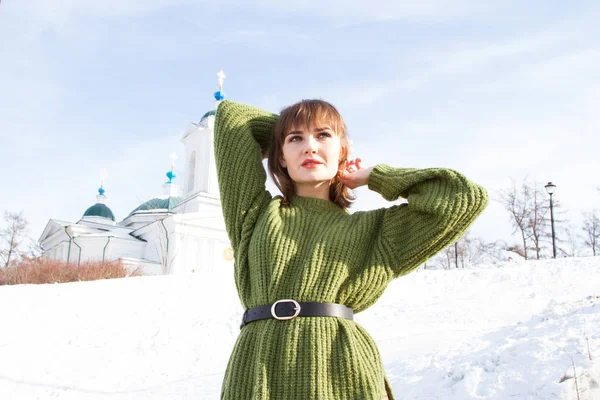 温かみのあるグリーンのセーターの女の子 — ストック写真