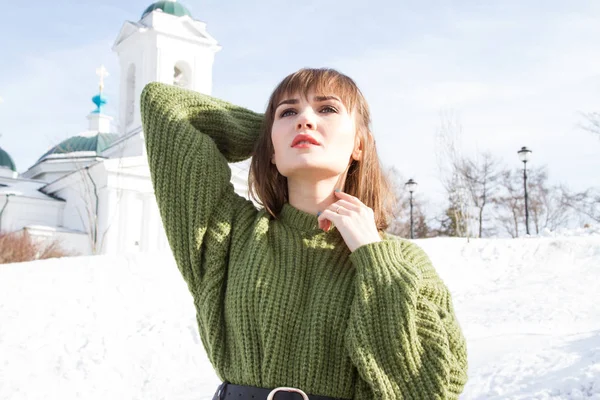 Κορίτσι Ένα Ζεστό Πράσινο Πουλόβερ Χειμώνας — Φωτογραφία Αρχείου