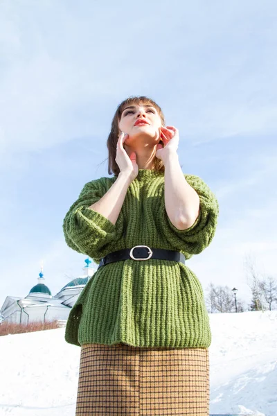 Flicka Varm Grön Tröja Vinter — Stockfoto