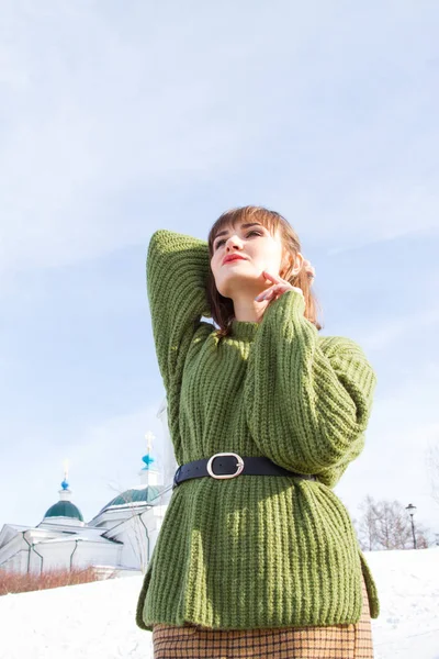 Mädchen Einem Warmen Grünen Pullover Winter — Stockfoto