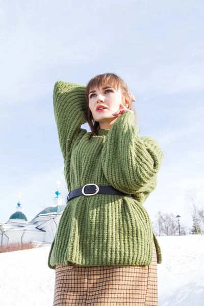 Mädchen Einem Warmen Grünen Pullover Winter — Stockfoto