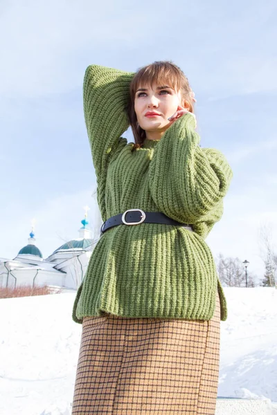 Mädchen Einem Warmen Grünen Pullover Winter — Stockfoto