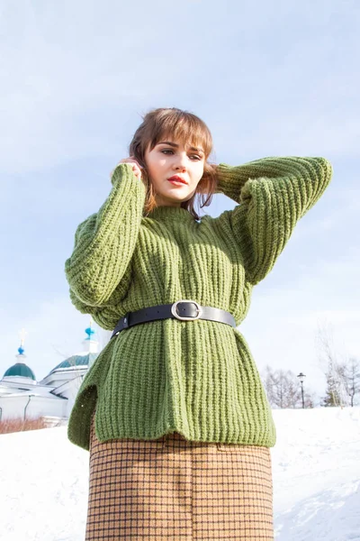 Κορίτσι Ένα Ζεστό Πράσινο Πουλόβερ Χειμώνας — Φωτογραφία Αρχείου