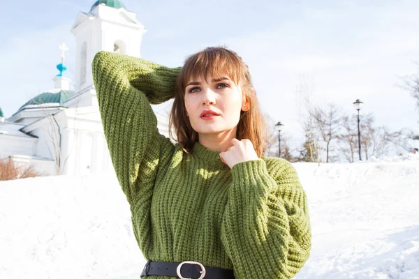 Mädchen Einem Warmen Grünen Pullover Winter — Stockfoto