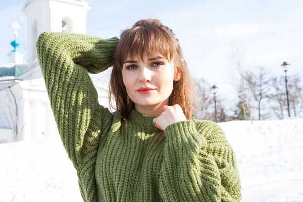Mädchen Einem Warmen Grünen Pullover Winter — Stockfoto