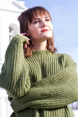 Yeşil kazaklı güzel genç kız