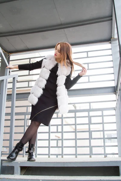 Kürk yelek merdivenlerden aşağı güzel genç kız