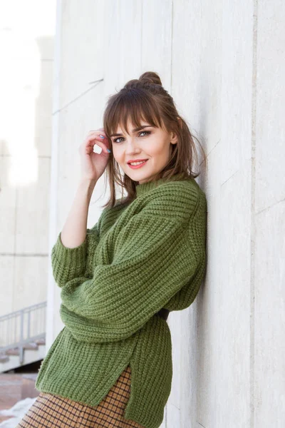 Schönes Junges Mädchen Grünem Pullover Eine Wand Gelehnt — Stockfoto