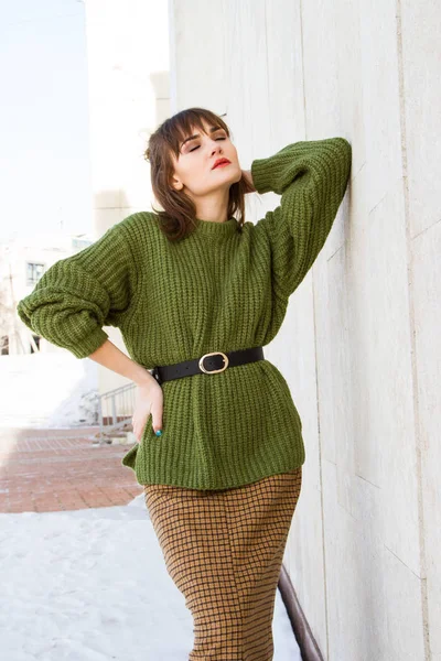 Schönes Junges Mädchen Grünem Pullover Eine Wand Gelehnt — Stockfoto