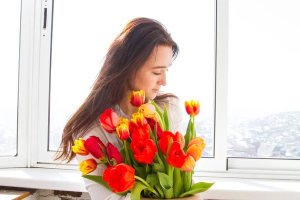 Bir buket lale taşıyan kız.