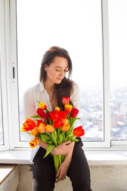 Lale bir buket ile genç kız