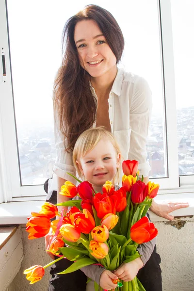 Giovane Madre Con Una Figlia Con Mazzo Tulipani — Foto Stock