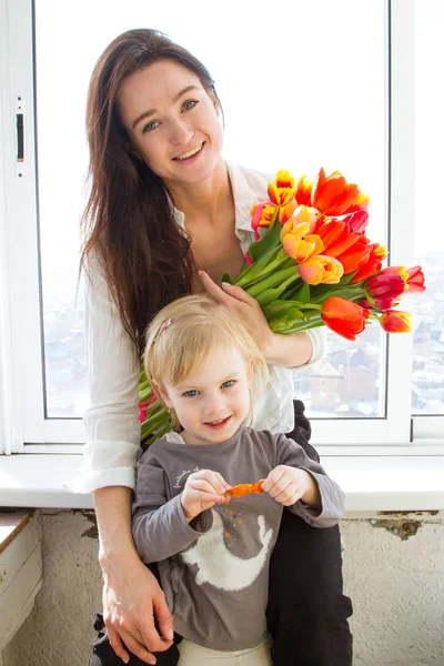 Joven Madre Con Una Hija Con Ramo Tulipanes — Foto de Stock