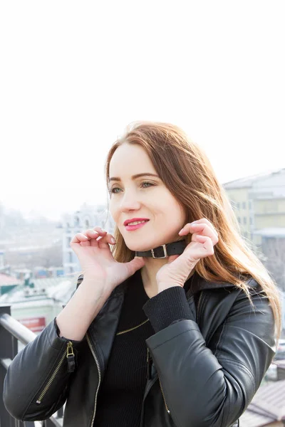 Young Girl Leather Collar Neck Modern City — Stock Photo, Image