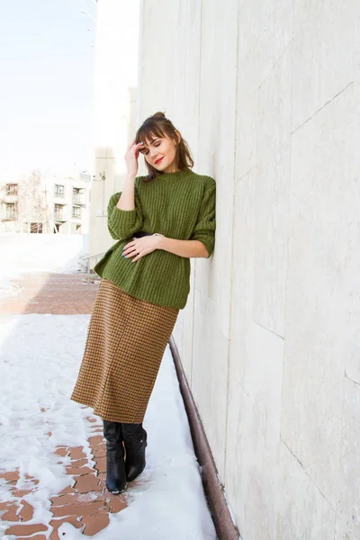 Business Woman Leaning Building Wall — Stock Photo, Image