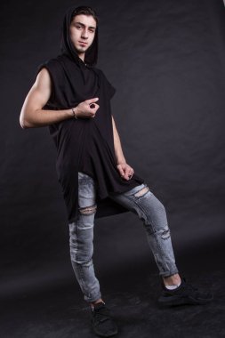 siyah arka plan üzerine genç bir adam portresi