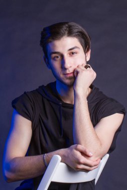 siyah arka plan üzerine genç bir adam portresi