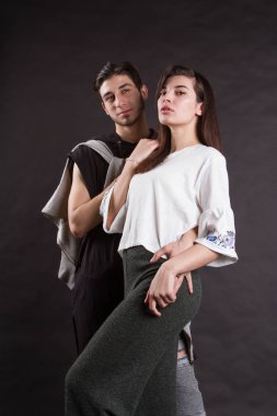 Siyah arka planda genç insanların sevgi dolu çift