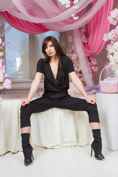 Junges Mädchen Sitzt Schlafzimmer Auf Dem Bett Mit Rosen Dekoriert — Stockfoto