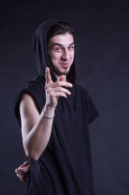 Genç adam onun parmağı Puan