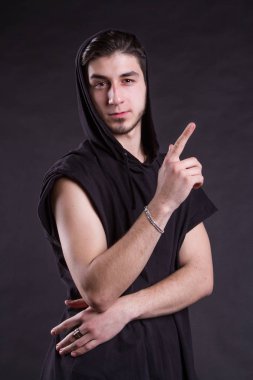Genç adam onun parmağı Puan