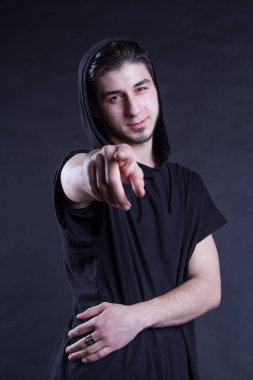 Genç adam onun parmağı Puan