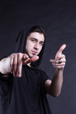 Genç adam onun parmağı Puan