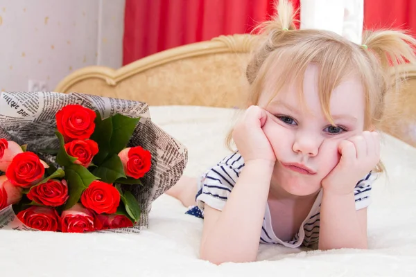 Little Girl Bouquet Roses — Stok fotoğraf