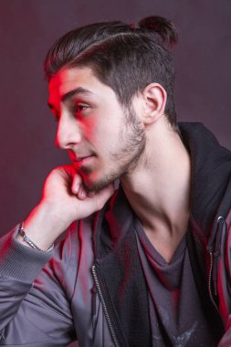 Şık bir genç adamın stüdyo portresi