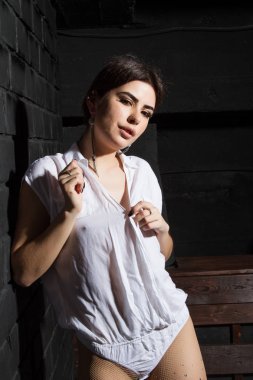 Karanlık bir odada beyaz iç çamaşırı Genç kız