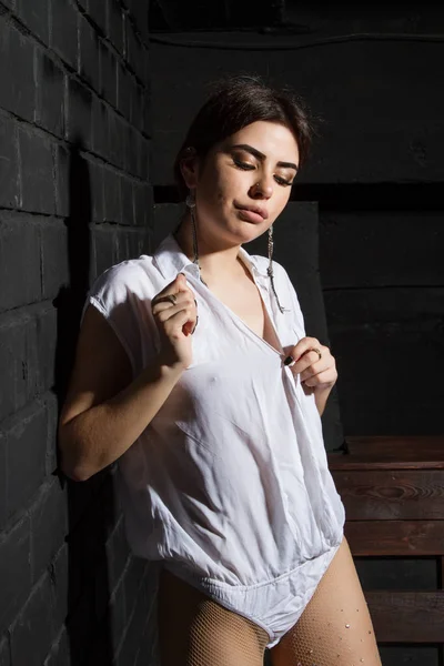 Chica Joven Lencería Blanca Una Habitación Oscura — Foto de Stock