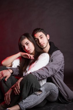 Aşık iki genç insan. Stüdyo portre.