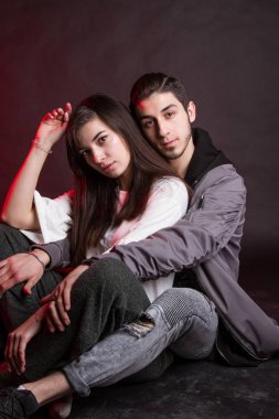 Aşık iki genç insan. Stüdyo portre.