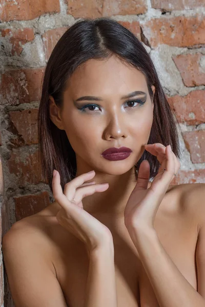 Asiático Com Maquiagem Brilhante Seios Nus — Fotografia de Stock