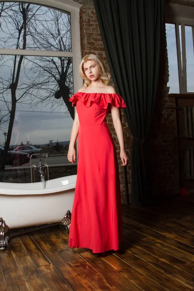 Blonde Dans Une Longue Robe Rouge Dans Salle Bain — Photo