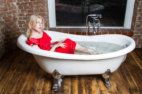 Blonde Dans Une Longue Robe Soirée Dans Bain Avec Eau — Photo