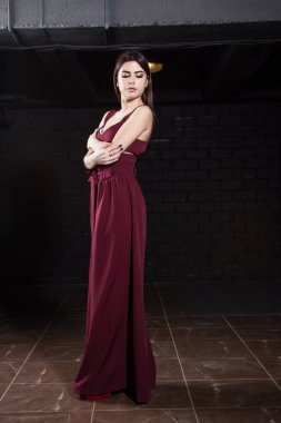 Derin bir yaka ile uzun bir gece elbisesi kız