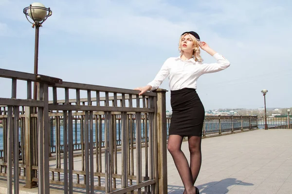 Blonde Een Hoed Achtergrond Van Rivier Een Zonnige Dag — Stockfoto