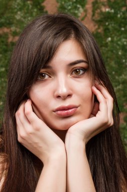 Kahverengi gözlü ve parlak makyajlı genç kız.