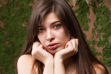 Kahverengi gözlü ve parlak makyajlı genç kız.