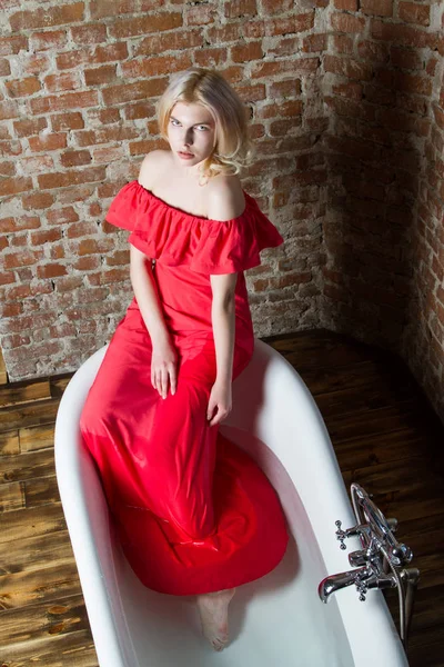 Menina Vestido Noite Vermelho Sentado Banheiro — Fotografia de Stock