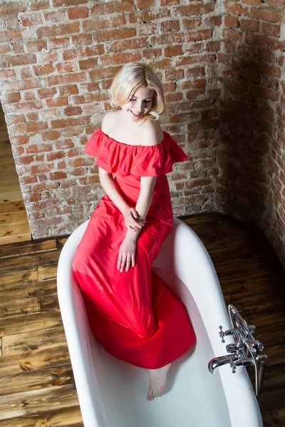 Banyoda Oturan Kırmızı Elbiseli Genç Kız — Stok fotoğraf
