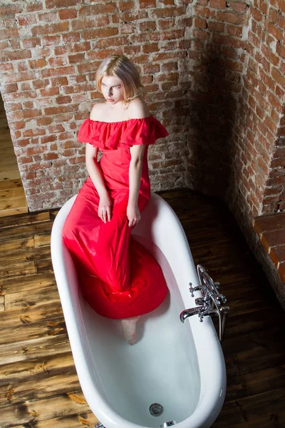 Jong Meisje Een Rode Avond Jurk Zittend Badkamer — Stockfoto