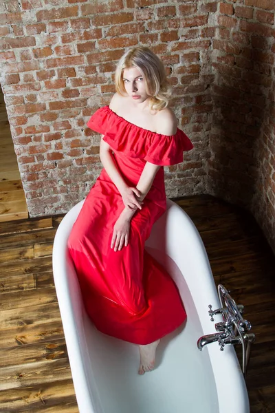 Chica Joven Vestido Noche Rojo Sentado Baño —  Fotos de Stock